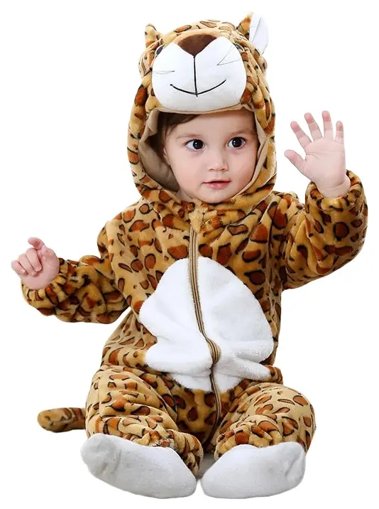 Billedet viser et nuttet og blødt leopardkostume til børn, udført i et behageligt plysset materiale med de karakteristiske sorte og brune leopardpletter. Dragten har en matchende hætte med små ører og en hale bagpå, hvilket gør den ideel til sjov udklædning og leg.