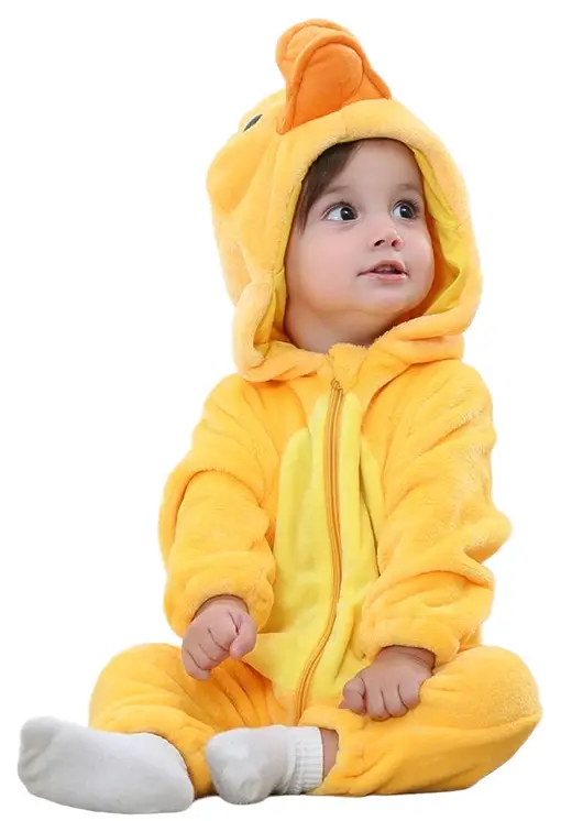 Et nuttet og blødt gult andekostume til børn, udført i varmt flannelstof. Dragten har en fastgjort hætte med et orange næb og øjne, samt detaljerede orange svømmefødder ved benene.