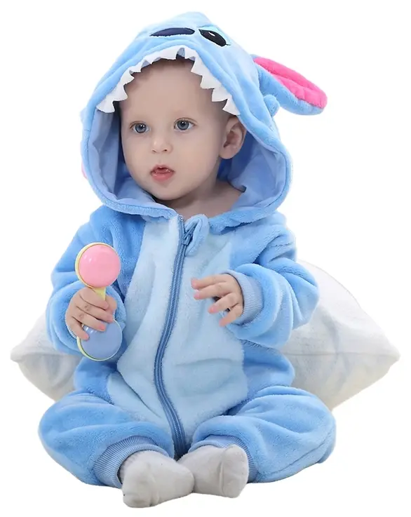 Et charmerende og blødt blåt Stitch-kostume til børn, formet som en behagelig heldragt i flannel. Dragten har en detaljeret hætte med Stitchs store ører, øjne og næse, samt en hvid mave og lynlås foran.