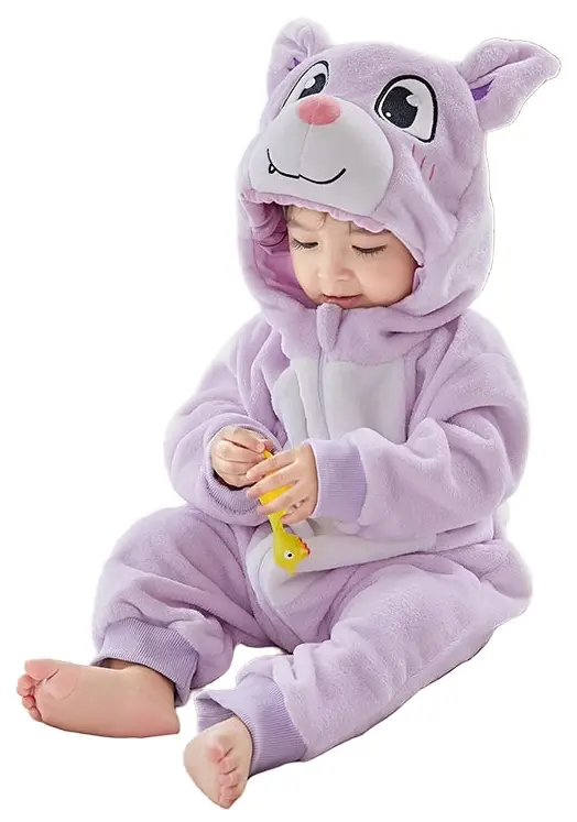 Et blødt og nuttet sort flagermuskostume til børn med lilla detaljer på maven. Dragten har en matchende hætte med store ører og vinger under armene, perfekt til fastelavn eller halloween.