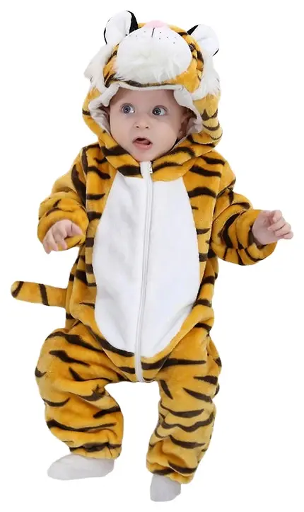Et nuttet tigerkostume til børn i blødt, orange og sortstribet flannel. Dragten er en heldragt med en hvid mave, en lang hale og en hætte med et sødt tigeransigt og små ører, ideel til fastelavn eller leg.