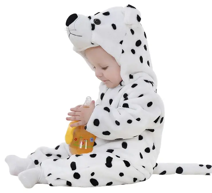 Et blødt og nuttet dalmatiner-kostume til børn i hvidt flannel med sorte pletter, en hætte med ører og et sødt ansigt samt en lille hale bagpå.