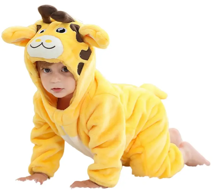 Et nuttet girafkostume til børn i blødt gult og hvidt flannelstof med brune pletter. Dragten har en hætte med et detaljeret girafansigt, små horn og ører, samt en lille hale bagpå, hvilket gør den perfekt til sjov udklædning, leg eller fastelavn.