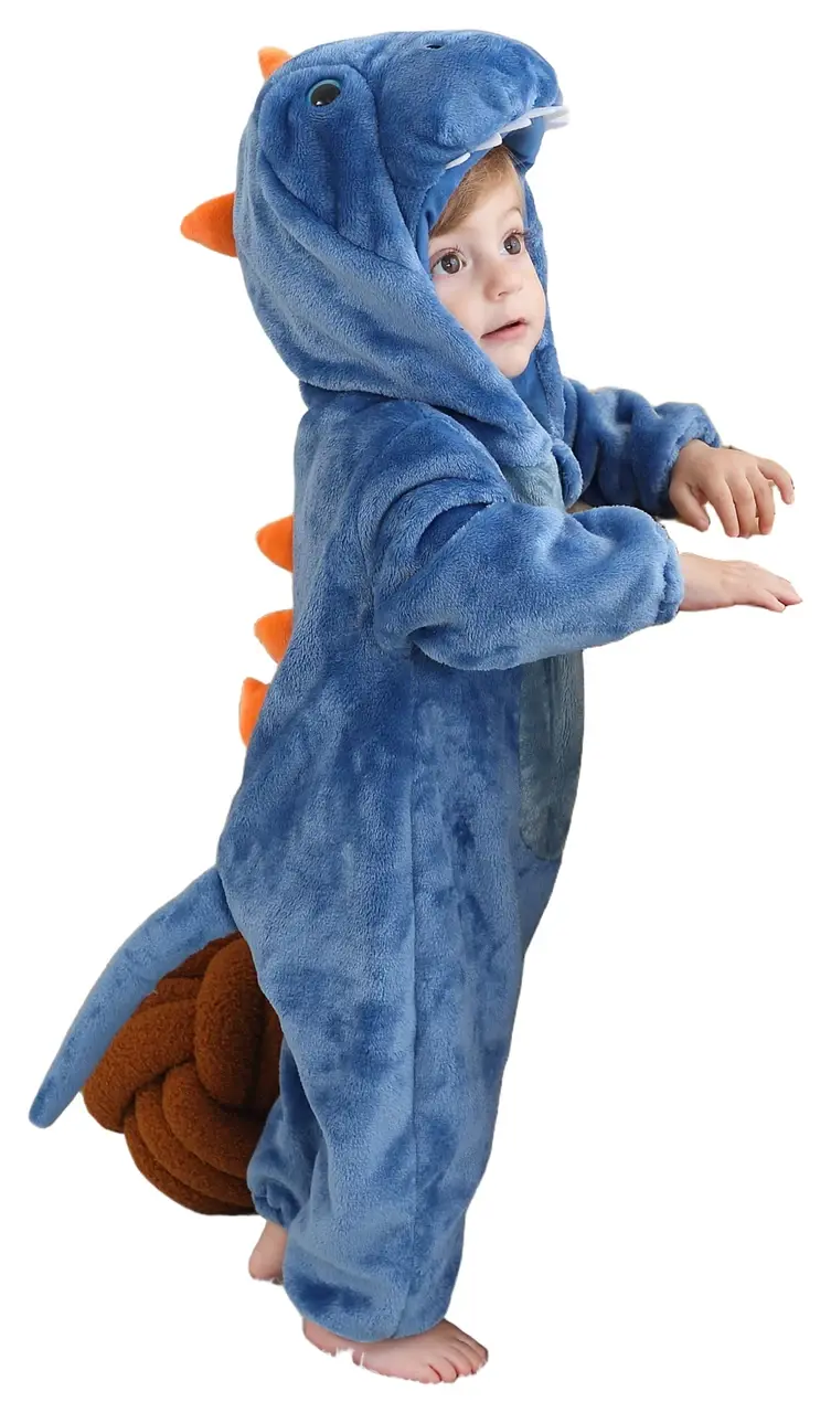 Et blødt og nuttet blåt T-Rex kostume til børn, formet som en behagelig heldragt med en lang hale, sjove pigge på ryggen og en hætte med et detaljeret dinosauransigt og hvide tænder.