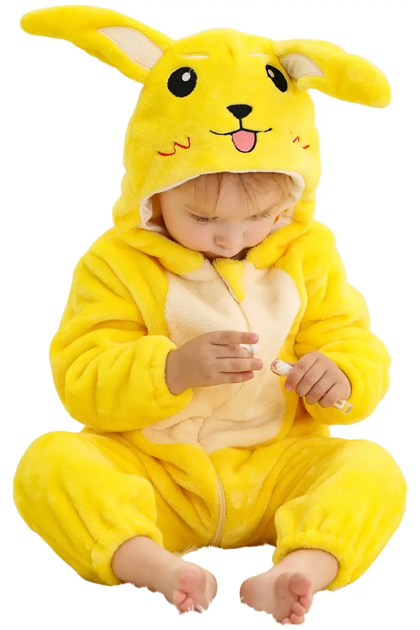 Et blødt og farvestrålende gult Pikachu-kostume til børn, formet som en heldragt med en integreret hætte, der har de ikoniske lange ører og et sødt ansigt broderet på toppen. Dragten er lavet af behageligt flannelmateriale og har en praktisk lynlås på forsiden til nem påklædning.