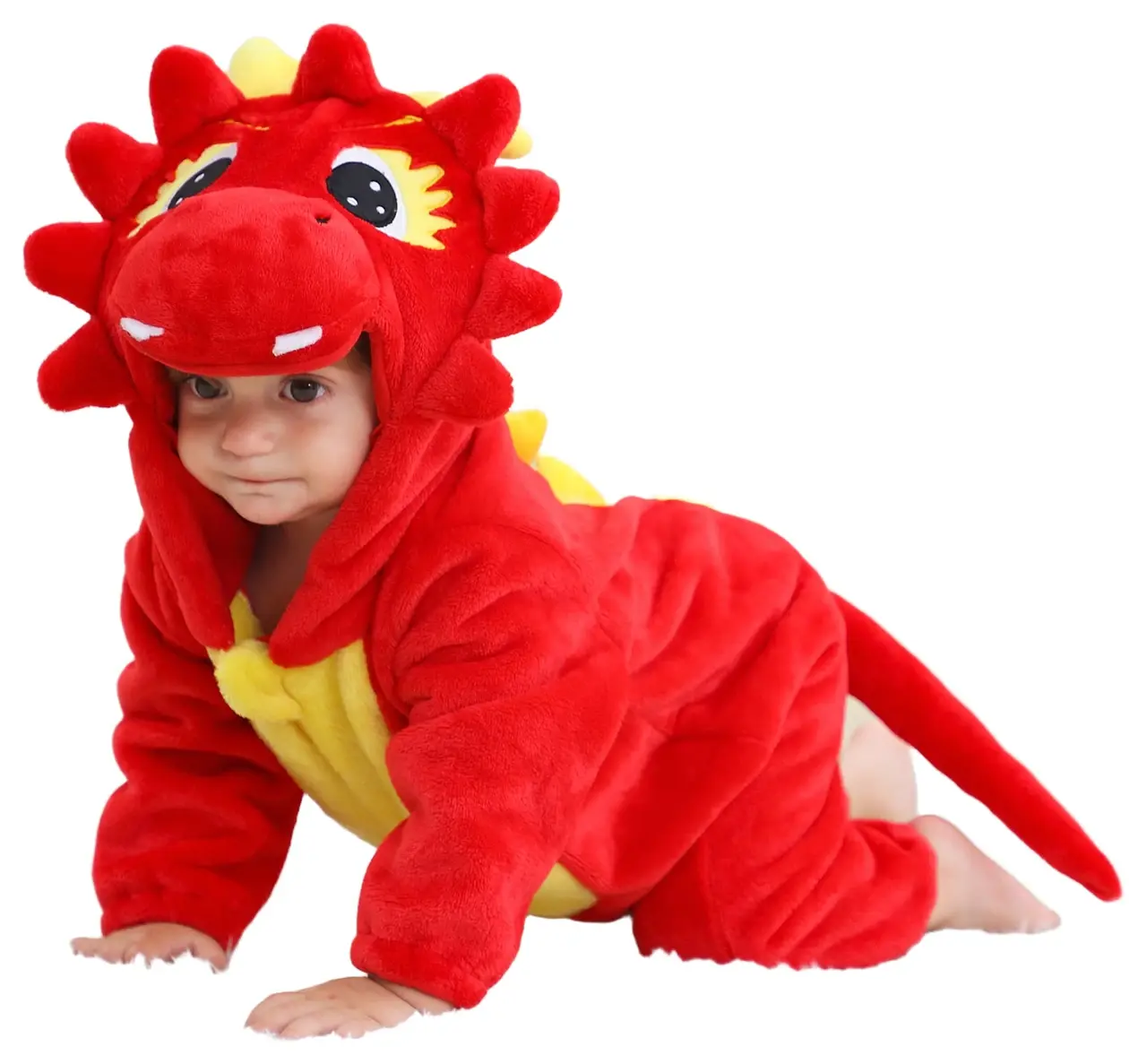 Dette billede viser et nuttet og blødt rødt dinosaurkostume til børn, lavet af behageligt flannelmateriale. Dragten har en lys mave, små takker langs ryggen og en sød hætte med ører, hvilket gør den perfekt til fastelavn eller kreativ leg.