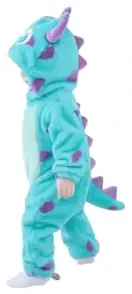 Dette billede viser et blødt og nuttet Monster Sully kostume til småbørn, der er inspireret af den kendte karakter fra Monsters, Inc. Dragten er lavet af blåt flannelmateriale med lilla prikker og har en praktisk lynlås foran samt en hætte med små horn og et venligt ansigt.