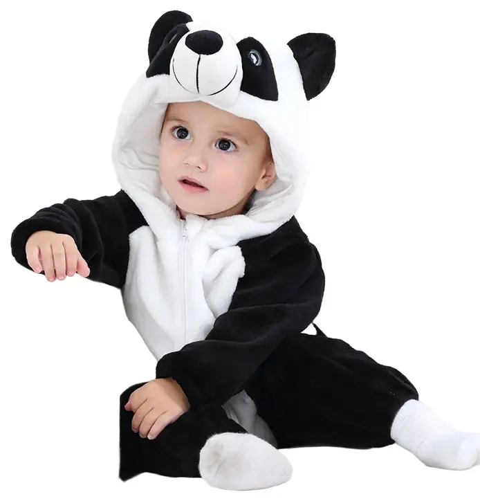 Dette billede viser et nuttet panda kostume til børn, udført i blødt sort og hvidt flannel. Dragten har en karakteristisk hætte med ører og et venligt pandaansigt, hvilket gør den ideel til både udklædning, fastelavn og hyggelig leg derhjemme.