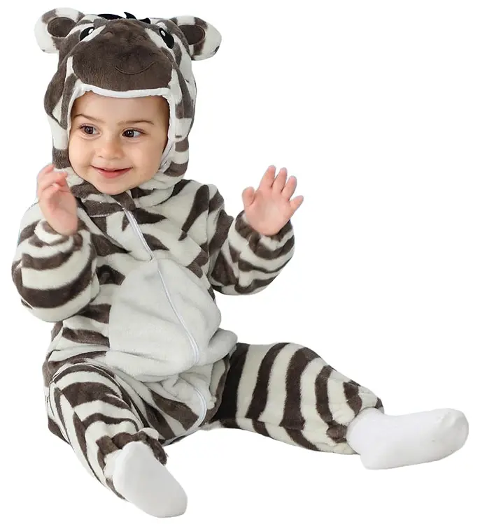 Et charmerende og blødt zebra-kostume til børn med de klassiske sorte og hvide striber. Dragten har en praktisk hætte med ører og manke, samt en lille hale bagpå, hvilket gør den perfekt til sjov udklædning og leg.