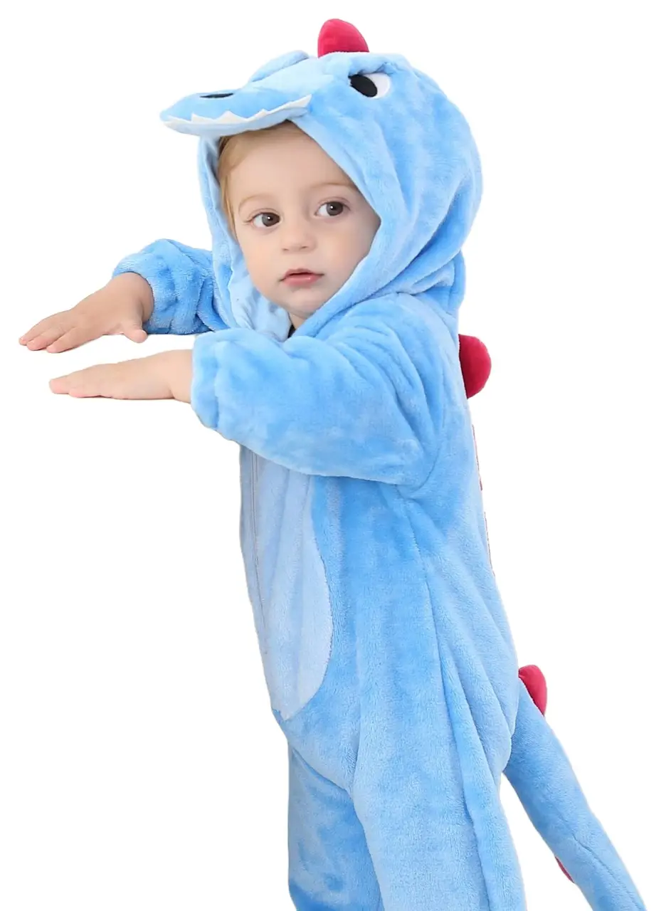 Billedet viser et nuttet og blødt blåt T-Rex dinosaurkostume til børn, formet som en heldragt i behageligt flannelmateriale. Dragten har en hvid mave, en fastsyet hætte med et dinosauransigt og små hvide takker langs ryggen, hvilket gør den ideel til udklædning eller leg.