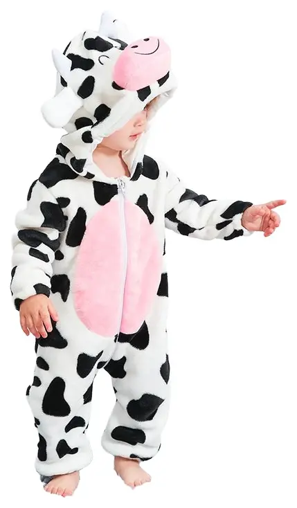 Dette billede viser et nuttet og blødt ko-kostume til børn, lavet af hvidt og sort plettet flannel. Dragten har en praktisk lynlås foran og en hætte med et sødt ko-ansigt, små horn og ører, hvilket gør den ideel til både leg og fastelavn.