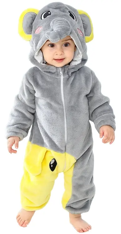 Et nuttet, gråt elefantkostume til børn i blødt flannelmateriale. Dragten har en hvid mave, en hætte med store ører og en lille snabel, perfekt til fastelavn eller leg.
