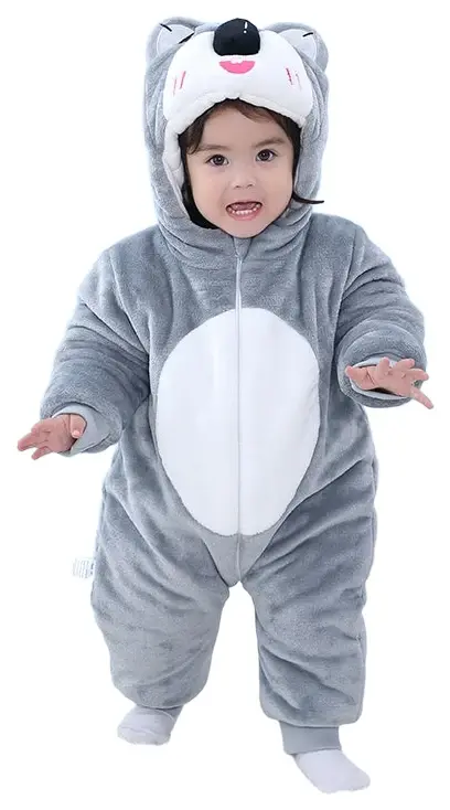 Billedet viser et nuttet og blødt koala-kostume til børn i grå og hvide farver. Dragten er lavet af plysset flannelmateriale med en hvid mave og en matchende hætte, der har store ører og et sødt koala-ansigt. Den er ideel til at holde barnet varmt og komfortabelt under leg eller fastelavn.