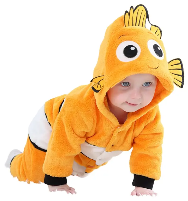 Dette billede viser et charmerende Nemo-kostume til børn, formet som en klovnfisk i klare orange og hvide farver. Dragten er lavet af blødt flannelmateriale og har en polstret hætte med store øjne og finner, der skaber et livagtigt og nuttet udseende til fastelavn eller leg.