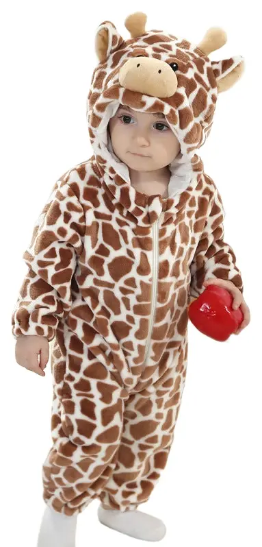 Et nærbillede af et nuttet girafkostume til børn, der viser den bløde, brune pels med lyse pletter og en detaljeret hætte med små horn, ører og en sød snude. Dragten er lavet af behageligt flannelmateriale og er ideel til både leg og udklædning.