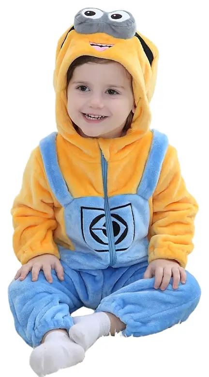Et farverigt Minion-kostume til børn lavet af blødt, gult og blåt flannel. Dragten har de klassiske denim-overalls detaljer, en hætte med et stort øje og briller samt små hår på toppen, hvilket gør den perfekt til leg og fastelavn.