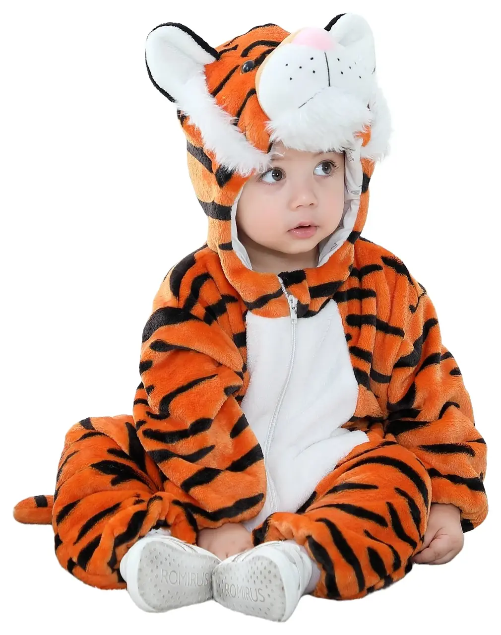 Et nuttet og blødt orange tigerkostume til børn med sorte striber, hvid mave og en matchende hætte med små ører. Dragten er lavet af behageligt flannelmateriale og har en praktisk lynlås foran, der gør den ideel til både leg og fastelavn.