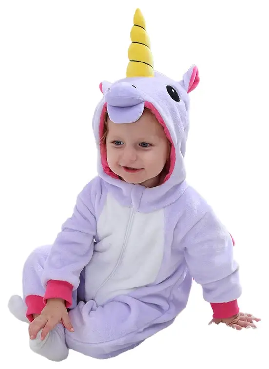 Et blødt og plysset lilla enhjørningekostume til børn med en hvid mave, et lille horn i panden og dekorative detaljer på hætten, der skaber et magisk og nuttet udtryk.