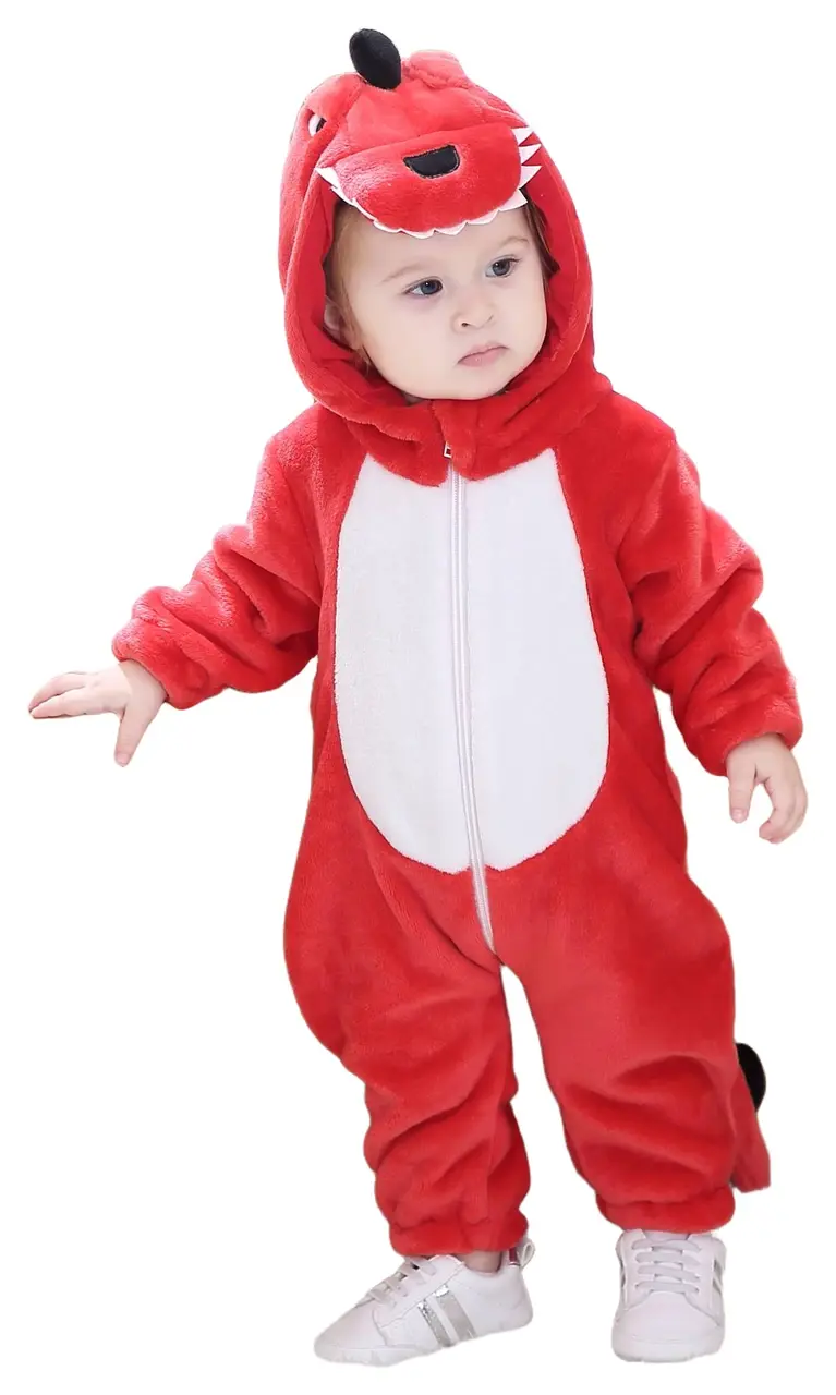 Dette billede viser et charmerende rød T-Rex kostume til børn, udført i blødt flannelmateriale. Dragten har en hvid mave, en række gule takker ned ad ryggen og en polstret hale. Den tilhørende hætte er formet som et dinosaurhoved med øjne og små hvide tænder, der skaber et både sejt og nuttet udtryk.