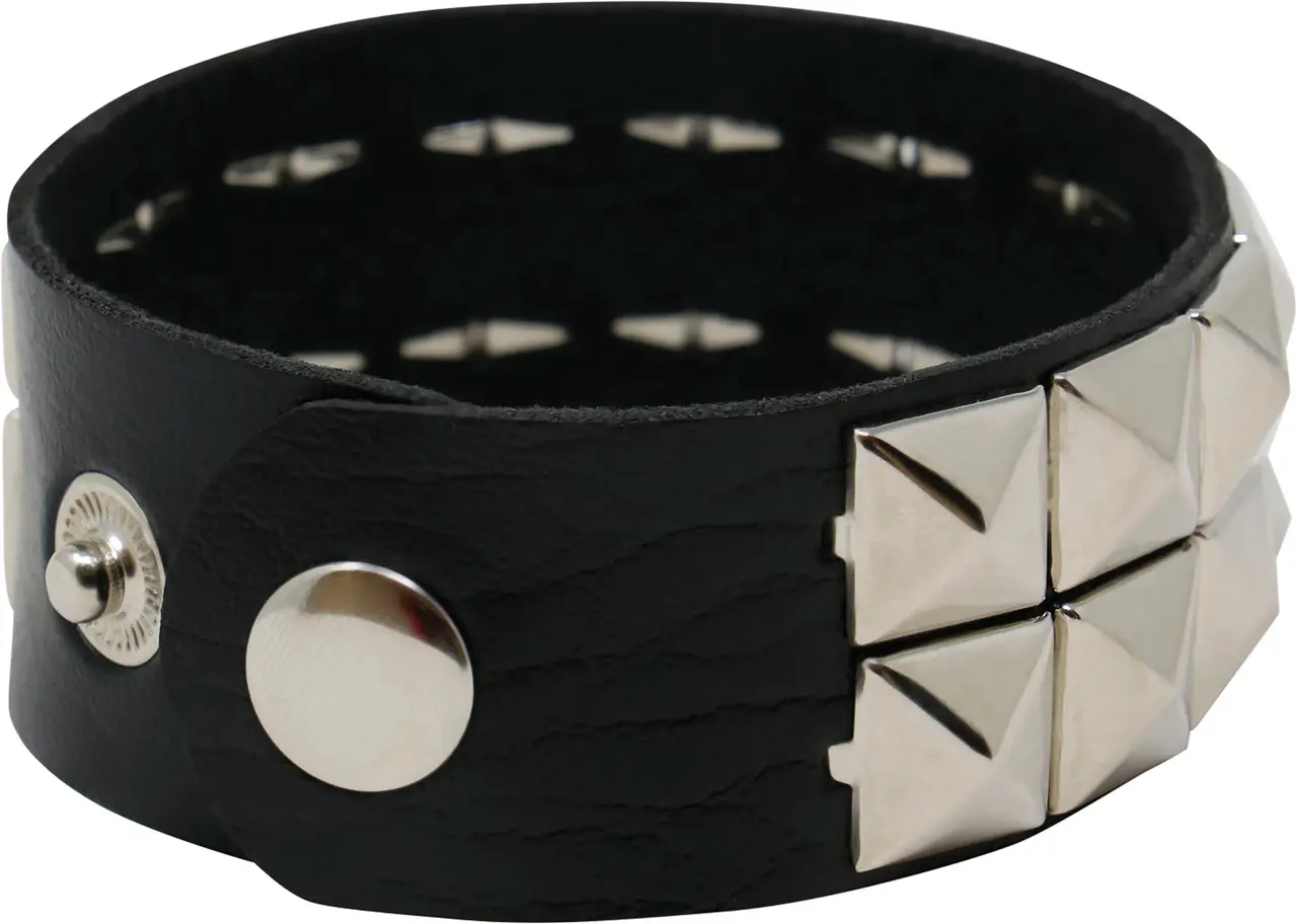 Armbånd i imiteret læder med nitter, 22 cm