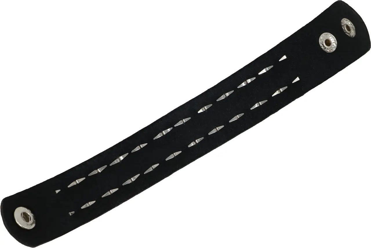 Armbånd i imiteret læder med nitter, 22 cm