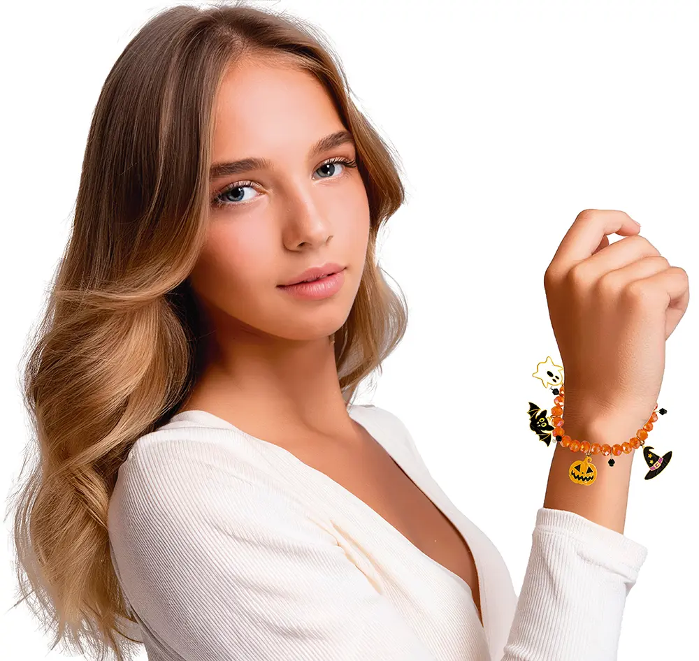 Orange armbånd med vedhæng
