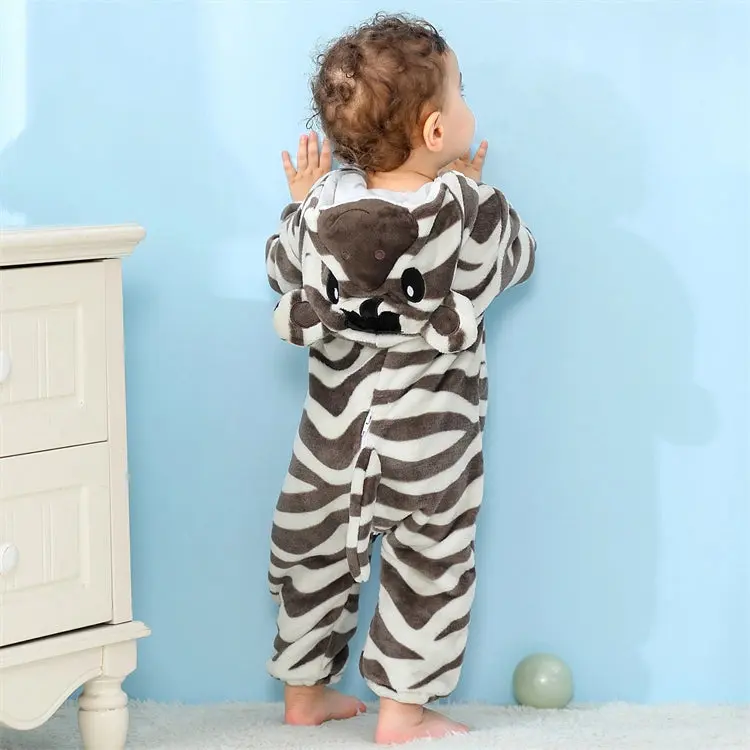 Et blødt og behageligt zebra-kostume til børn med de klassiske sorte og hvide striber. Dragten er en praktisk heldragt med lynlås foran og en sød hætte, der har små ører og en manke, perfekt til fastelavn eller leg.