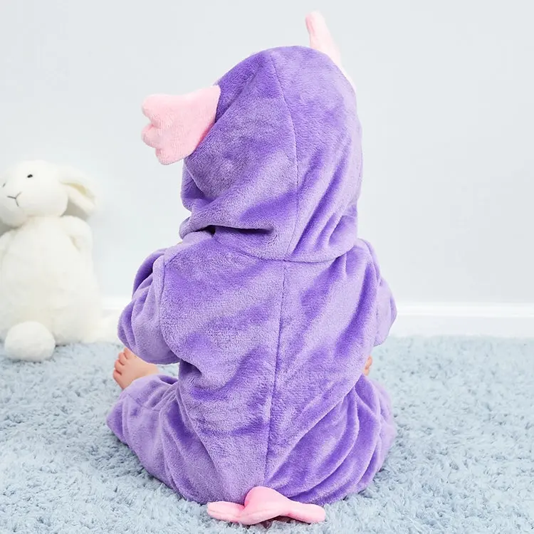 Dette uglekostume til børn er en blød og nuttet jumpsuit i beige og grå nuancer med orange detaljer. Dragten har en matchende hætte med store, runde ugleøjne og et lille næb, der fuldender det charmerende og livagtige dyrelook til leg eller fastelavn.