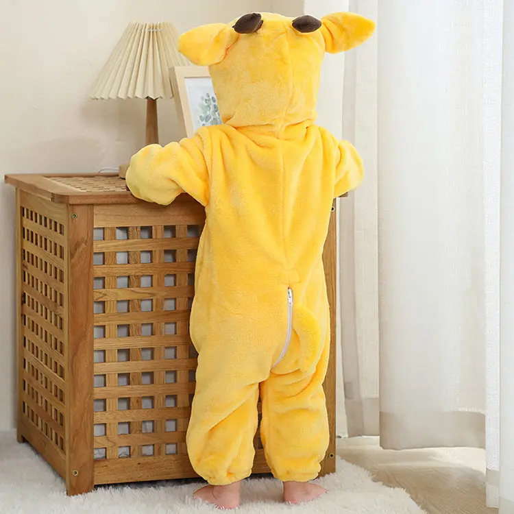 Dette er et utrolig blødt og nuttet girafkostume til børn i en flot gul farve med klassiske brune pletter. Dragten har en fastgjort hætte med et sødt girafansigt, små horn og ører, samt en hvid mave og en praktisk lynlås foran, hvilket gør den ideel til både leg og fastelavn.