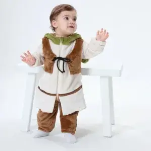 Dette billede viser et gennemført Shrek-kostume til småbørn, der inkluderer en beige bluse med brun vest, klassiske ternede bukser og en grøn hue med troldens genkendelige ører, hvilket gør det perfekt til fastelavn eller kreativ leg.