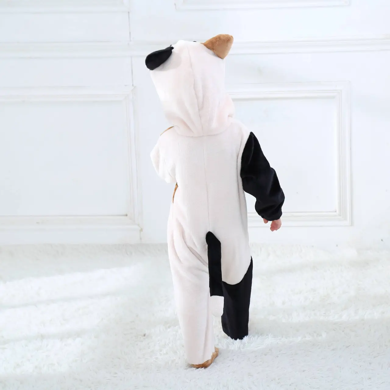 Et blødt og nuttet beige kattekostume til børn, udformet som en behagelig heldragt i flannel. Dragten har en fin hætte med små ører og et sødt katteansigt, hvilket gør den perfekt til fastelavn, udklædningsfester eller sjov leg derhjemme.