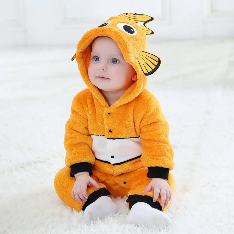 Dette billede viser et farverigt og blødt Nemo-kostume til børn, inspireret af den populære klovnefisk. Dragten er i en klar orange farve med de karakteristiske hvide og sorte striber, en sød hætte med øjne og små finner på siderne. Den er lavet i et behageligt flannelmateriale, der gør den perfekt til udklædning og leg.