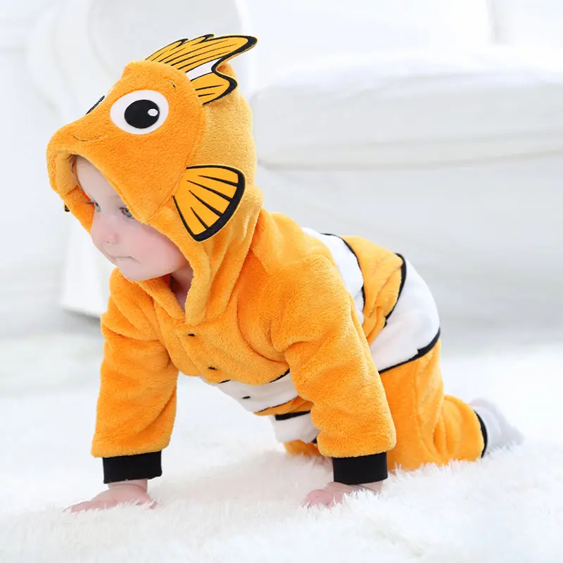 Et charmerende og blødt klovnfiskekostume til børn, der er inspireret af Nemo. Dragten er orange med hvide og sorte striber, har en sød hætte med store øjne og små finner på siderne. Den bløde flannel gør den perfekt til både udklædning og leg.