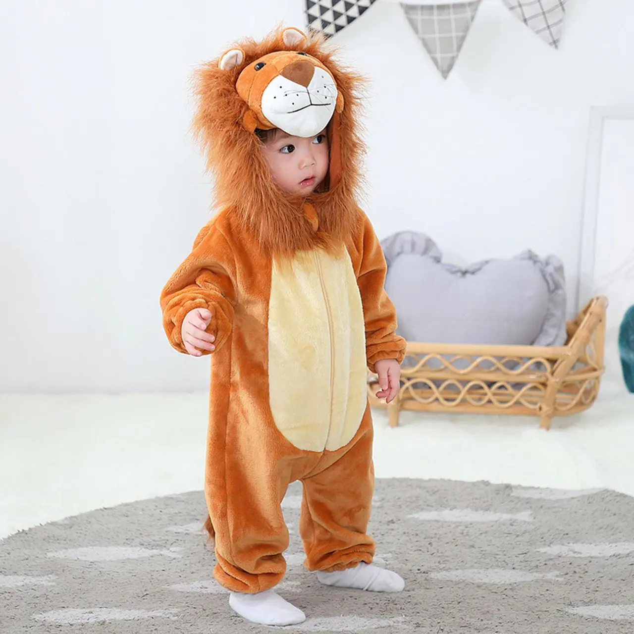 Et yndigt og blødt løvekostume til børn i varme brune og beige nuancer. Dragten har en plysset hætte med en flot manke, søde ører og et venligt løveansigt, samt en lille hale bagpå.